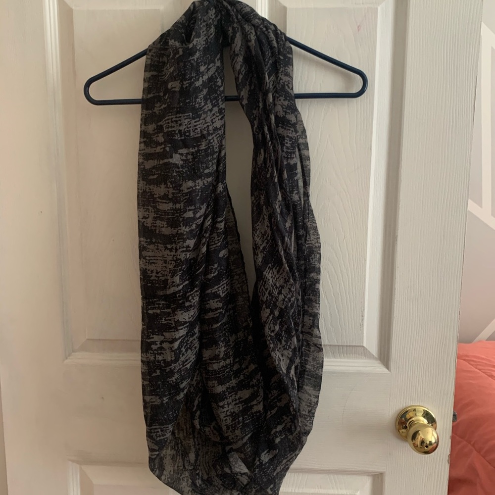 Black and Gray Scarf
